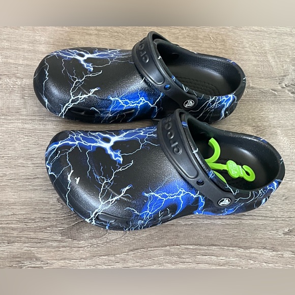 CROCS Bistro black blue Lightning Print Clogs in Black and Blue - Picture 3 of 6